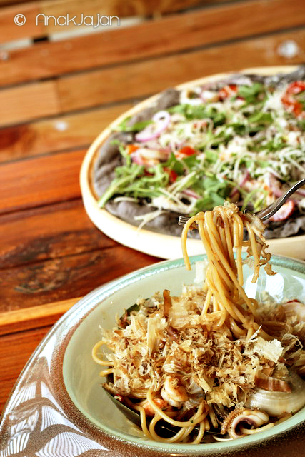 Dancing Pasta IDR 59k, Squid Ink Pizza IDR 89k