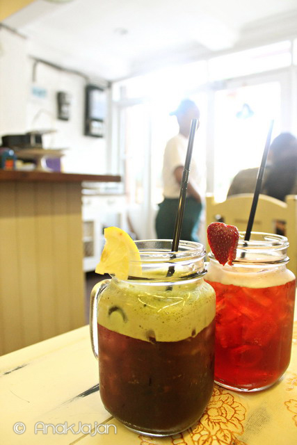 Red Spinach Juice IDR 27rb,  Strawberry Tea IDR 19rb