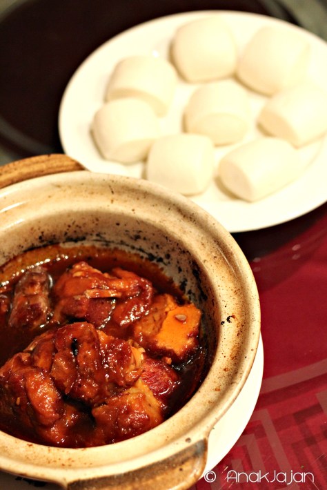 Stewed pork with steamed bun