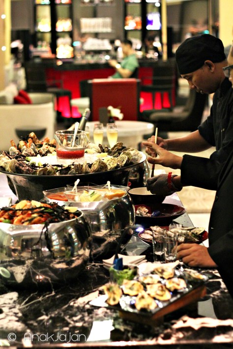 Oyster & Champagne every friday night