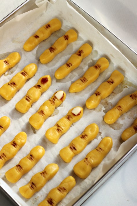 Kuku jari menggunakan keju lembar dan ruas-ruas jari menggunakan tusuk gigi dan bubuk coklat