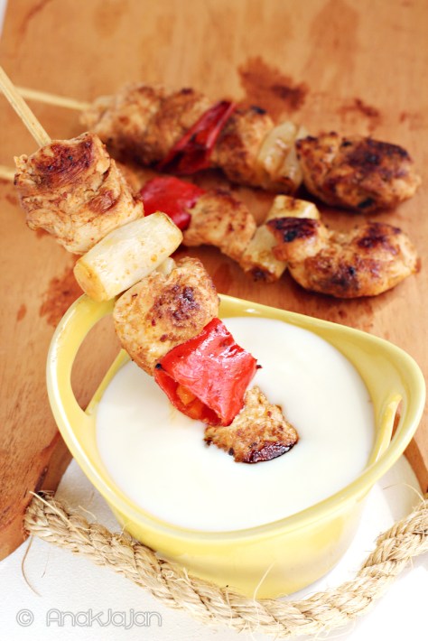 Grilled Curry Chicken Skewer with Yoghurt Sauce