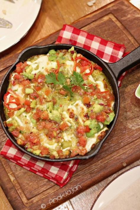 Chicken Dobladitas IDR 69k (setelah di mix dengan tomato salsa dan guacamole)