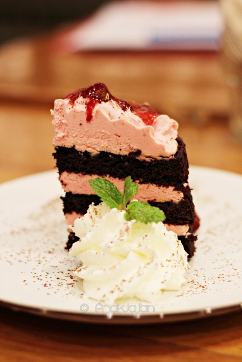 Rustic Chocolate Strawberry Cake IDR 59k