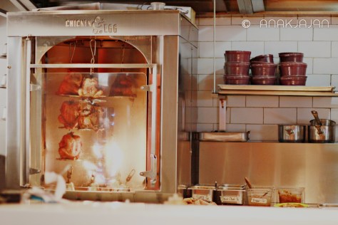 Alat pemanggang special di Chicken & Egg