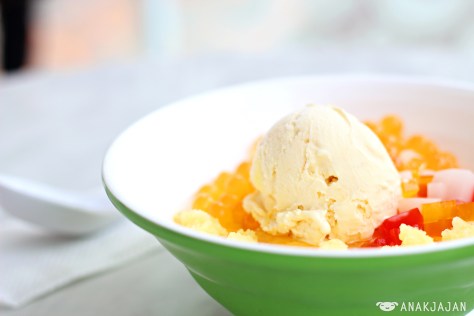 Snowbowl Pineapple - D24 - IDR 32k (+Vanilla ice cream IDR 12k)