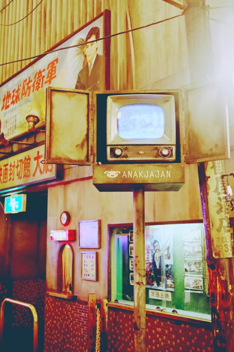 See the old school TV??