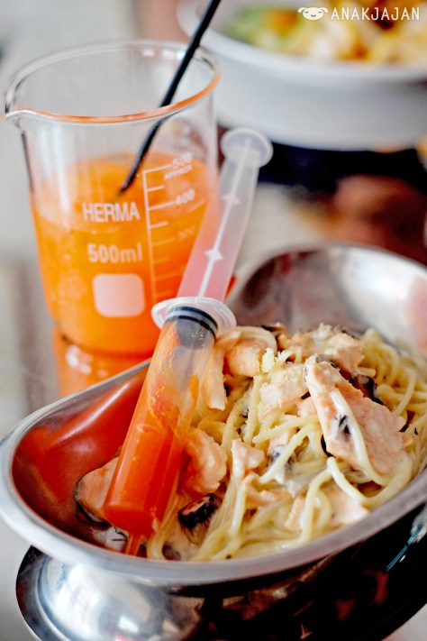 Spaghetti Salmon and Mushroom IDR 52k