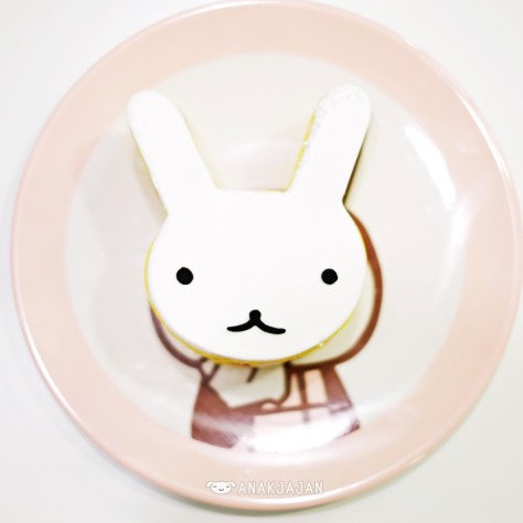 White Rabbit's Vanilla Fruit Cake IDR 55k