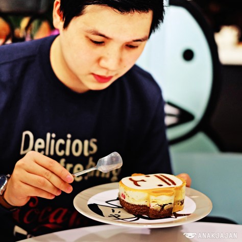 See the huge size of the cake??