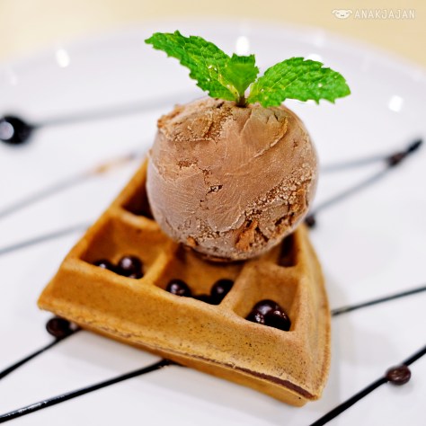 Choco Chip Waffle IDR 18.1k