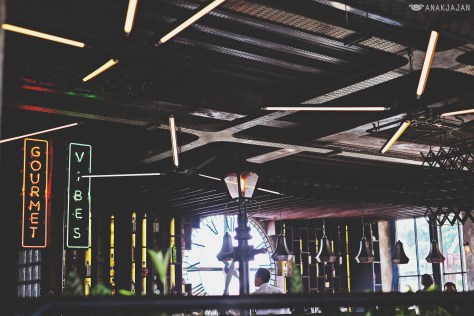 See the gorgeous Clock WIndow??