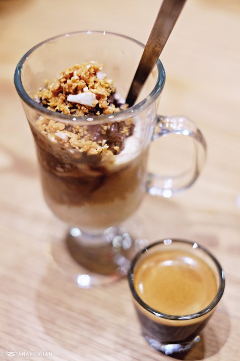 Caramel Chocolate Crunch Ice Cream, Viet Espresso, Kahlua Liqueur, Crushed Candied Peanuts IDR 58k