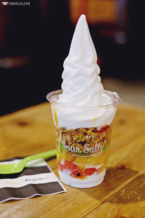 Riche White Skim with Granola, Kiwi, Peach, Watermelon and Fruity Tootie sauce.