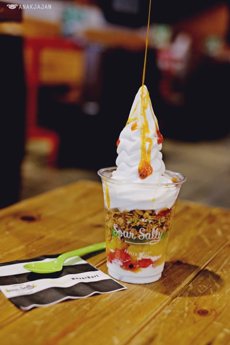 Riche White Skim with Granola, Kiwi, Peach, Watermelon and Fruity Tootie sauce.