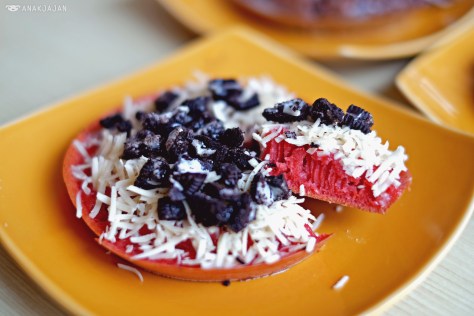 Red Velvet Cheese Oreo IDR 17.5k