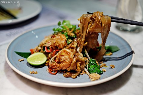 Pad kee mao spicy rice noodle with prawn bean sprouts chinese broccoli and basil IDR 60k