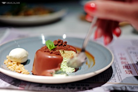 Valrhona Mint chocolate mars bar peanuts with salted carmel sauce IDR 48k