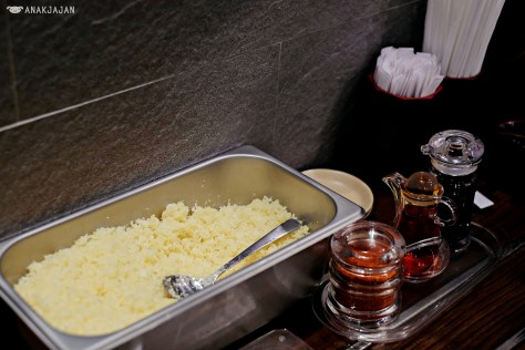 Condiments: sauce, chili and crunchy tempura flakes