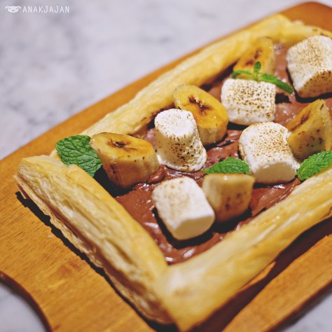Nutella, Banana & Marshmallow Puff Pastry Pizza IDR 85k