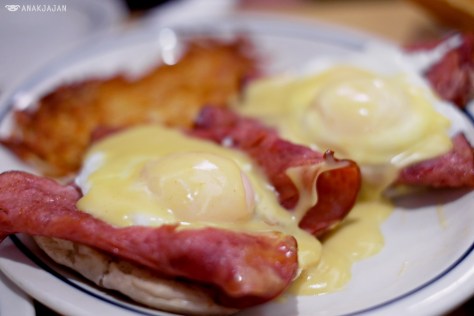 Eggs Benedict AED 49