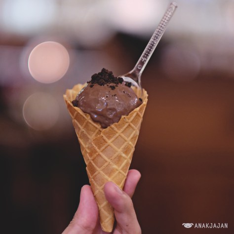 Lindt Dark Chocolate & Chocolate Crumbs IDR 30k