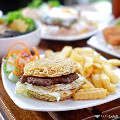 Ramen Burger with Fries IDR 38k