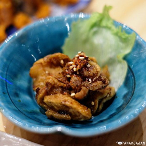 crunchy chicken with peppery teriyaki-like sauce