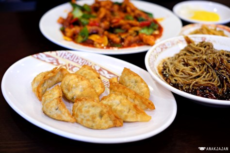 Jjangmyeon KRW 5.000, Fried Mandu KRW 5.000, Fried Pork with Hot Pepper Sauce KRW 28.000