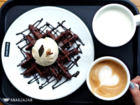 Sweet Potato Latte KRW 5.000 (R), Triple Chocolate Waffle KRW 8.900, Cappuccino KRW 4.500