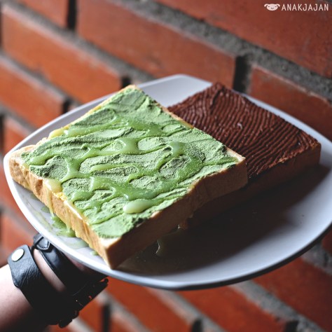 Roti Half-Half Susu Green Tea & Nutella IDR 17.5k