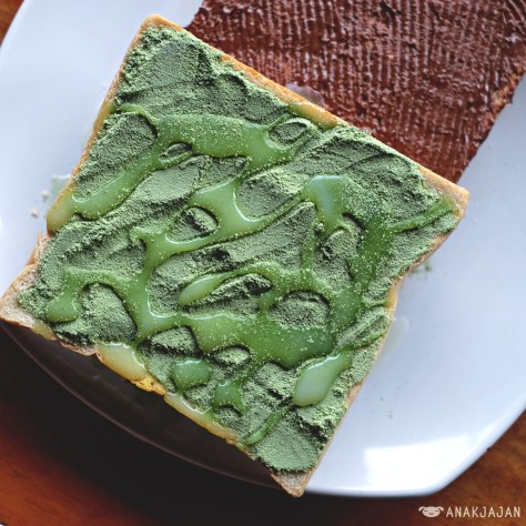 Roti Half-Half Susu Green Tea & Nutella IDR 17.5k
