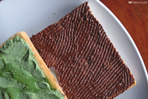 Roti Half-Half Susu Green Tea & Nutella IDR 17.5k