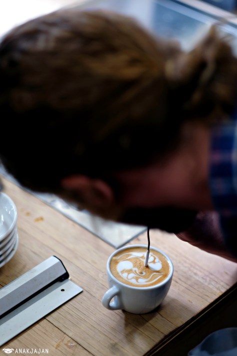 koi fishes latte art in making