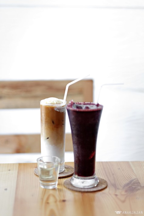 Mango Berry Cooloer IDR 38k // Ice White Coffee IDR 33k
