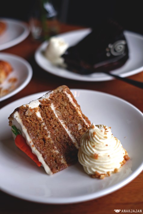 Peanut Crumble Carrot Cake IDR 45k