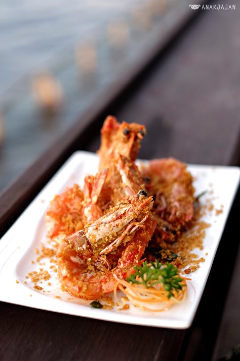 Udang Pancet Jumbo Goreng Gandum (Fried Jumbo Tiger Prawns with Oat)