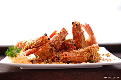 Udang Pancet Jumbo Goreng Gandum (Fried Jumbo Tiger Prawns with Oat)