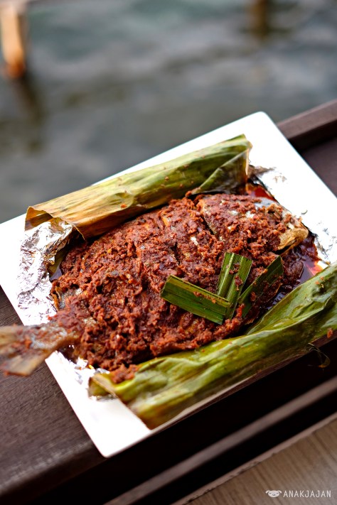 Ikan Bawal Bintang Bakar Pandan Wangi (Grilled Star Pomfret fish)