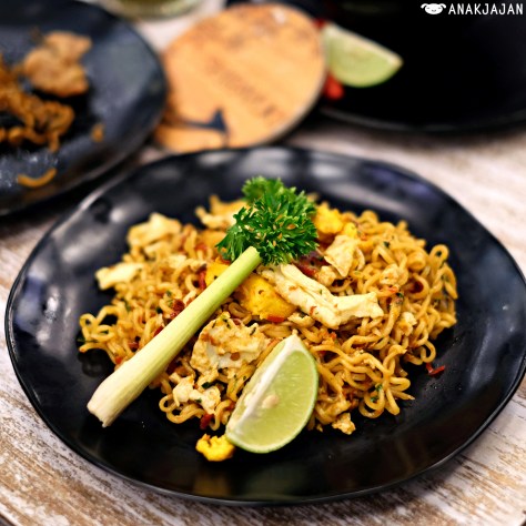 Indomie Goreng Tomyam IDR 16k + Telur IDR 4k