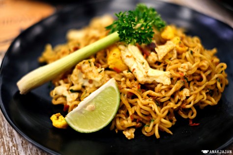Indomie Goreng Tomyam IDR 16k + Telur IDR 4k