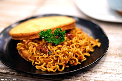 Toast Indomie Tomyam IDR 17k