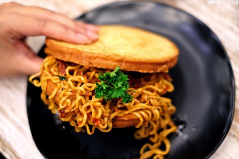 Toast Indomie Tomyam IDR 17k