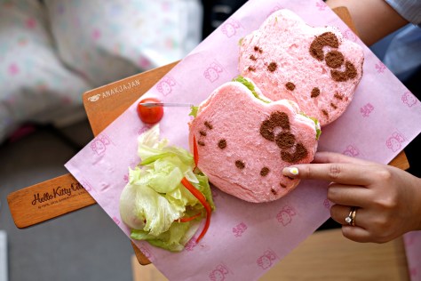Pinkwich IDR 78k https://anakjajan.com/2016/05/15/hello-kitty-cafe-pik-jakarta/