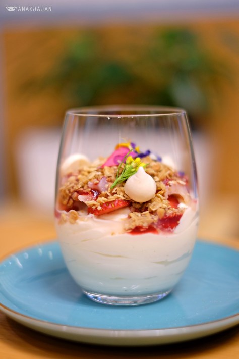 Mascarpone Lychee Berry IDR 48k