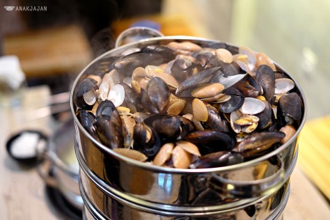 Live Clams & Black Mussels