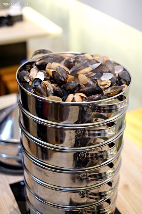 Live Clams & Black Mussels