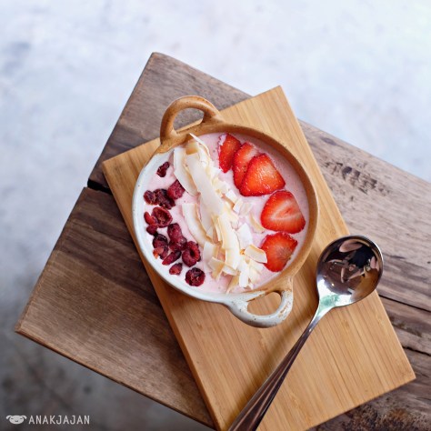  Strawberry Smoothie Bowl THB 150 