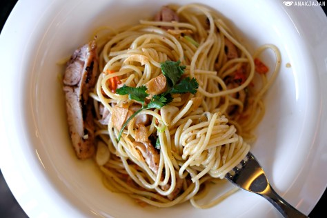 Spaghetti Aglio Olio with Sauteed Chicken IDR 40k