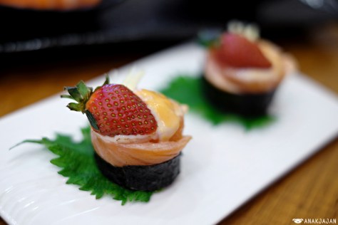 Salmon Aburi Cheese Roll IDR 73k